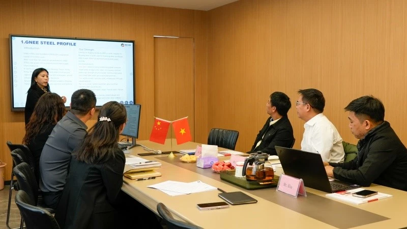 Vietnam Customer Visits GNEE For Aluminum Plate Vietnam Customer Visits GNEE For Aluminum Plate